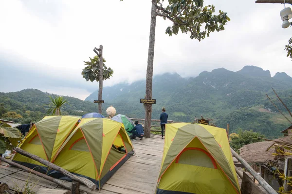 CHIANGMAI, TAILANDIA - DIC 16,2016: Campamento y tienda de campaña en Doi Luang Chiang Dao en la provincia de Chiang Mai, Tailandia —  Fotos de Stock