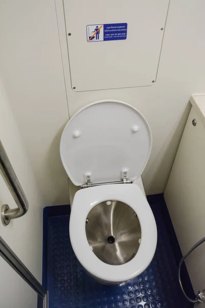 Toalete de metal branco no banheiro do trem — Fotografia de Stock