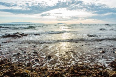 gündoğumu alacakaranlık Kung-krabaen Beach, Tayland Chanthaburi taşlı