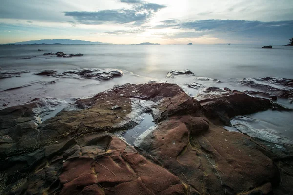 Zonsopgang twilight met steen op Kung-krabaen beach, Chantaburi — Stockfoto
