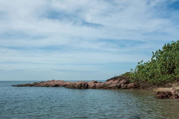 Spiaggia di pietra rosa, Chantaburi in Thailandia — Foto Stock