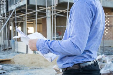 mühendis Oluşturucu ile inşaat sahasında blueprint