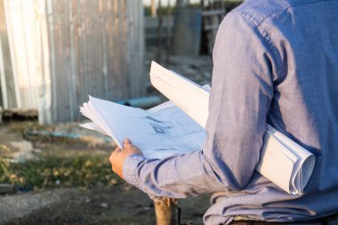 mühendis Oluşturucu ile inşaat sahasında blueprint