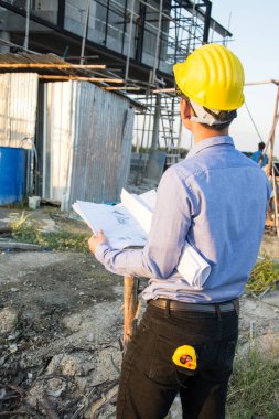 mühendis Oluşturucu ile inşaat sahasında blueprint