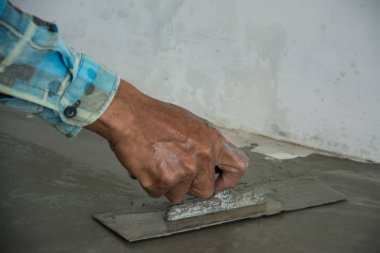 Ev inşaatında alçı beton işçisi. 