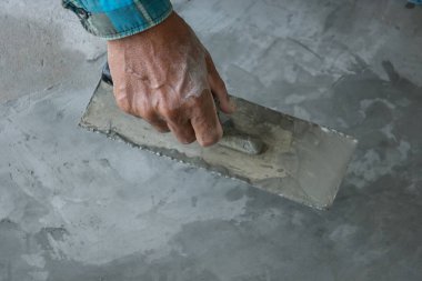 Ev inşaatında alçı beton işçisi. 