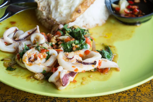 Riso fritto al basilico con calamari e uovo fritto — Foto Stock