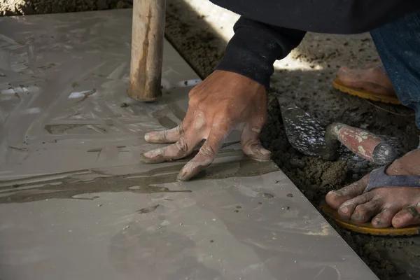 Colocación de baldosas de madera cerámica en el suelo, la instalación de azulejos en constru — Foto de Stock