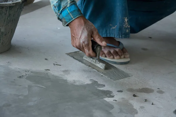 Plasterer concrete worker at floor of house construction — Stock Photo, Image