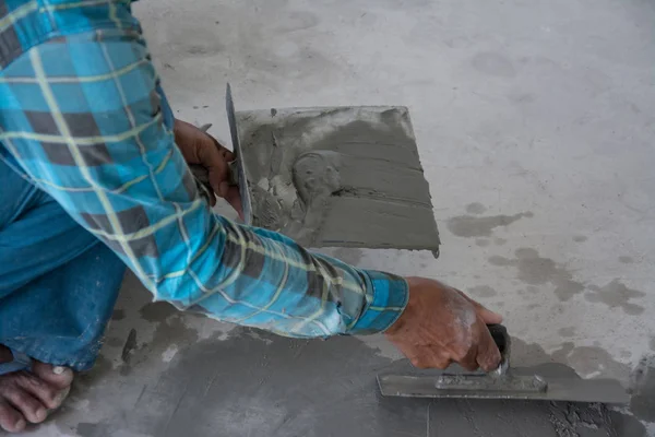 Plasterer concrete worker at floor of house construction — Stock Photo, Image