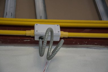 İnşaat alanında, çıkış demir ile duvara elektrik sistemi