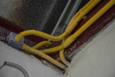 İnşaat alanında, çıkış demir ile duvara elektrik sistemi