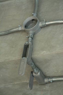 Galvanizli boru boru bağlantısı ile elektrik bağlantı kutusu