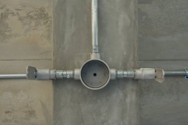 Galvanizli boru boru bağlantısı ile elektrik bağlantı kutusu