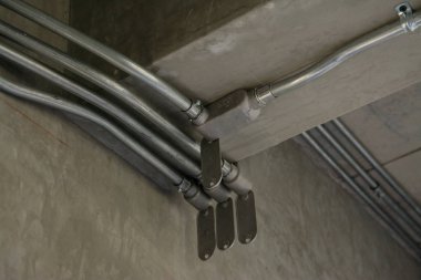 Galvanizli boru boru bağlantısı ile elektrik bağlantı kutusu