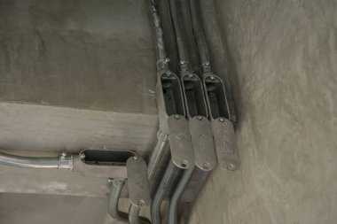 Galvanizli boru boru bağlantısı ile elektrik bağlantı kutusu