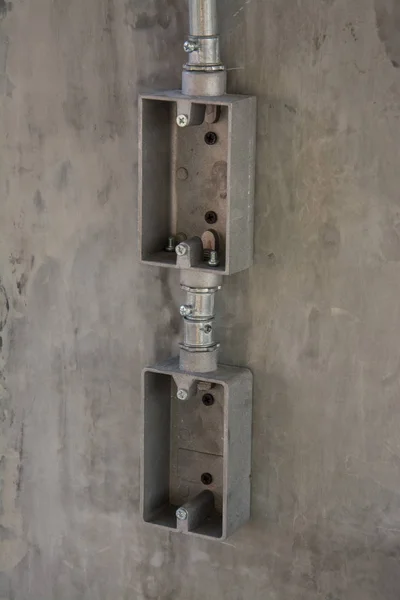 Электрическая система на стене на строительной площадке, розетка с железом — стоковое фото