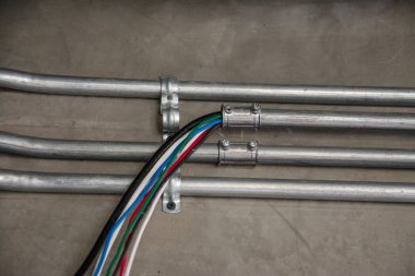 Galvanize kanal bağlantısındaki elektrik kablosu