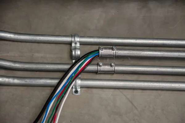 Kabel elektryczny w ocynkowanym podłączeniu przewodu rurowego — Zdjęcie stockowe