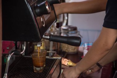 Bir kafede espresso yapan profesyonel kahve makinesi.