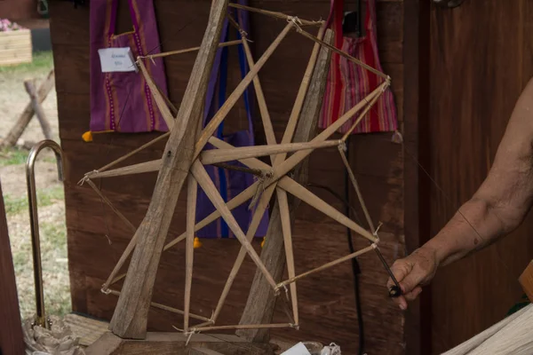 Tissage traditionnel de la soie au métier à tisser manuel. Thaïlande — Photo