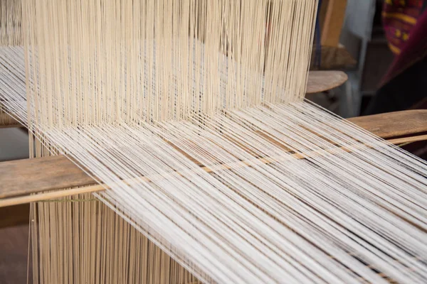 Het weven van zijde op traditionele wijze op handmatige loom. Thailand — Stockfoto