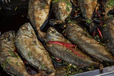 Kızarmış uskumru balık baharatlı körili tepesinde