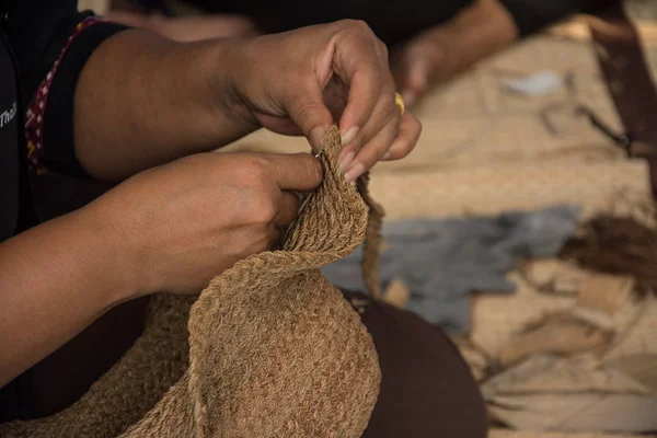 Tissage d'un panier en osier fait à la main, Thaïlande — Photo