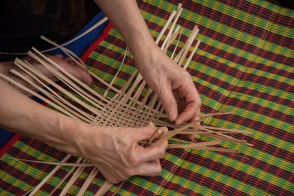 Tejiendo una cesta de mimbre hecha a mano, Tailandia —  Fotos de Stock