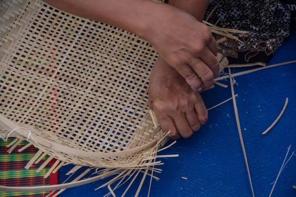Weaving a wicker basket by handmade,Thailand — Stock Photo, Image