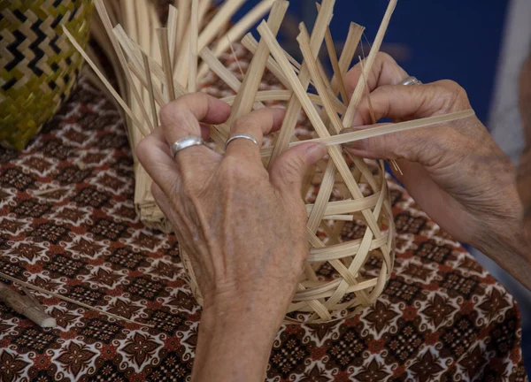 Väva en flätad korg av handgjorda, Thailand — Stockfoto