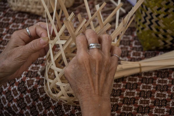 Tejiendo una cesta de mimbre hecha a mano, Tailandia —  Fotos de Stock