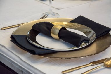 Yemek odasında yemek masası ayarı