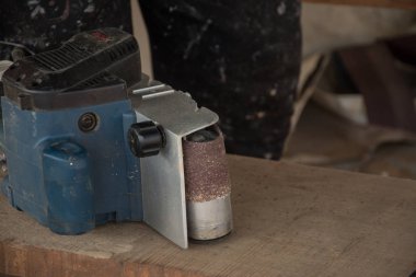 zımpara makinesi elektrikli ahşap üzerine çalışma