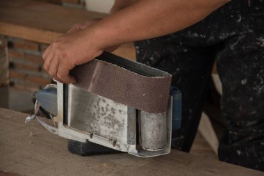 zımpara makinesi elektrikli ahşap üzerine çalışma