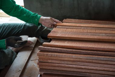 ahşap kaba kum kağıt üzerinde çalışan adam.