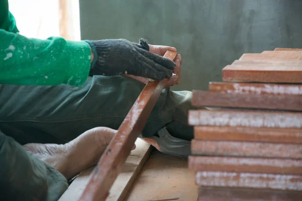 Hombre trabajando en el papel de lija gruesa de madera . —  Fotos de Stock