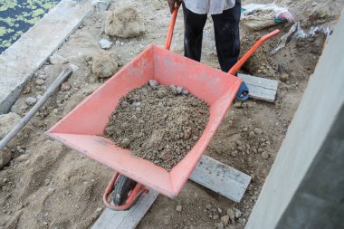 işçi ile turuncu el arabası