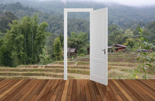 Paisagem atrás da porta de abertura, 3D — Fotografia de Stock