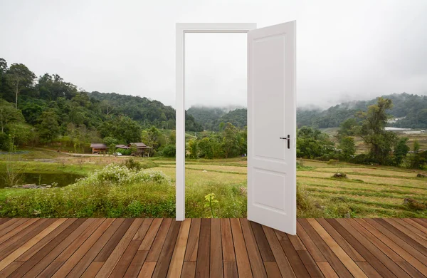 Landschaft hinter der sich öffnenden Tür, 3d — Stockfoto