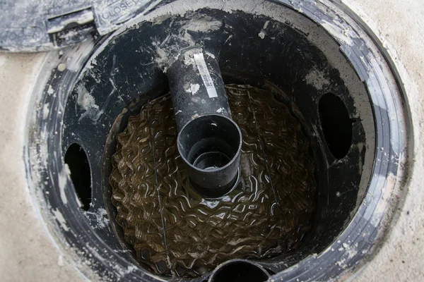 Na lateral do tanque de tratamento de resíduos ou da instalação de fossas sépticas em — Fotografia de Stock