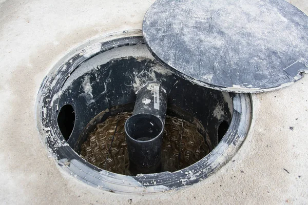 En el lado del tanque de tratamiento de residuos o instalación de tanque séptico en —  Fotos de Stock