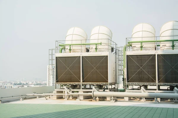 Vatten kyld för air condition systemp på taket — Stockfoto