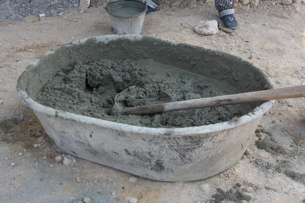 Mezclar un cemento en salver para aplicar la construcción — Foto de Stock