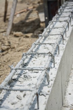 İnşaat sahasında yere demetinin çelik kravat