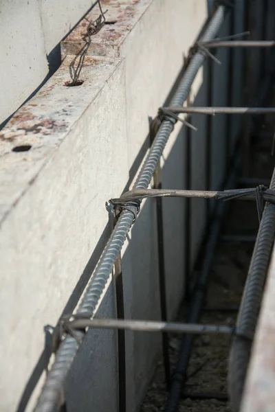 Gravata de aço de viga de terra e coluna à espera de trabalho de concreto — Fotografia de Stock