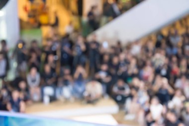 Üstten Görünüm üzerinde alışveriş merkezinde yürüyen insanların bulanık görüntü