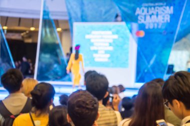  insanları defile izlemek görüntü bulanıklığı