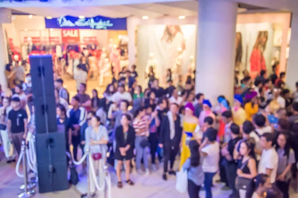 Imagem desfocada de pessoas assistindo o desfile de moda — Fotografia de Stock