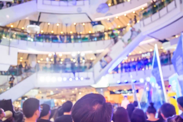 Imagem desfocada de pessoas assistindo o desfile de moda — Fotografia de Stock